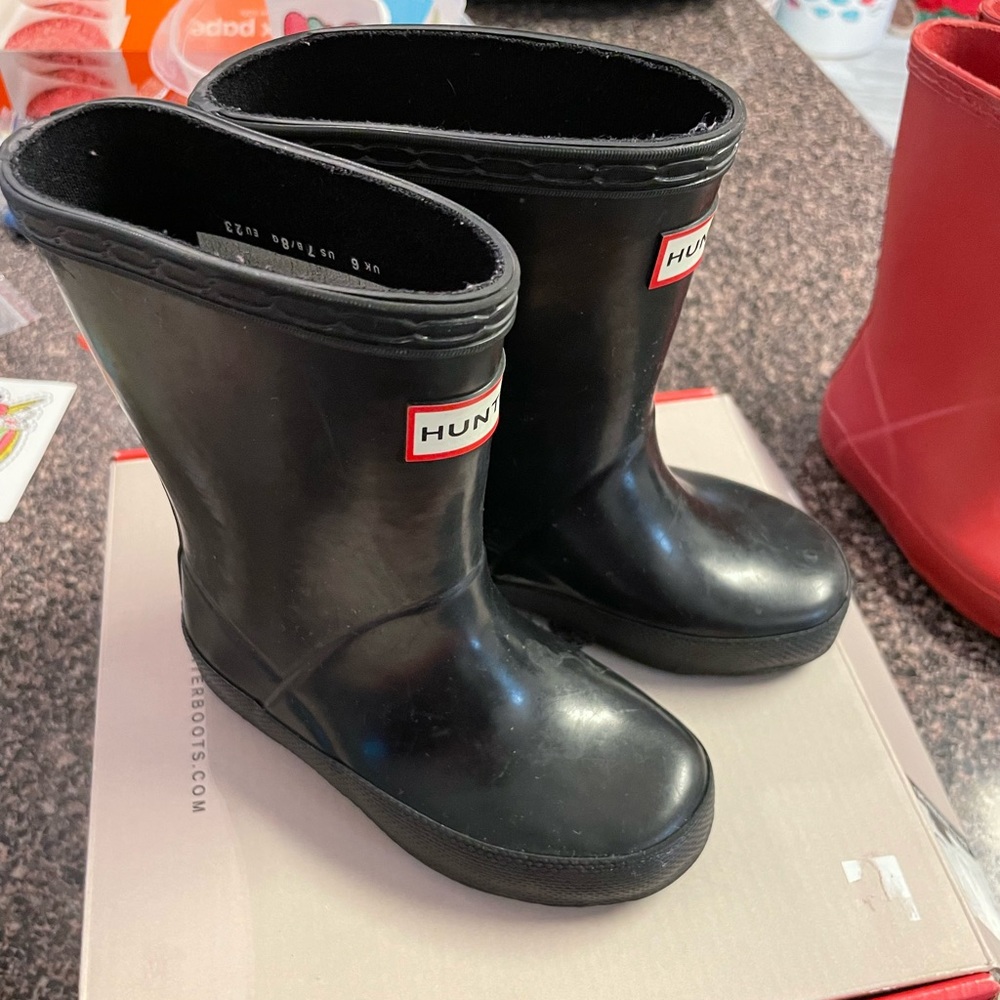 US size 7 boy 8 girl. UK size 6 shiny black boots